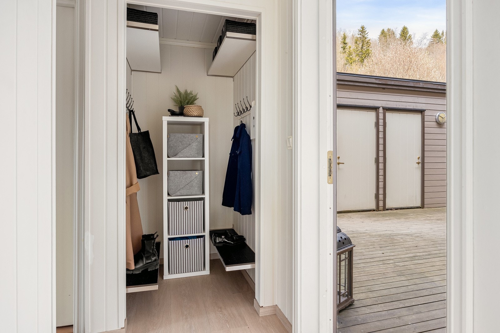 Entré med god plass til oppbevaring av sko og yttertøy. Det er direkte adkomst til en bod Galleribilde