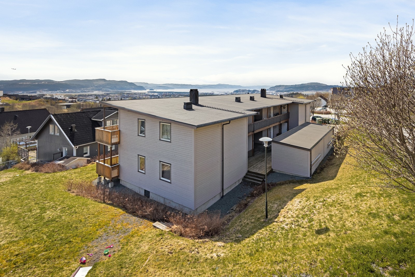 Leiligheten har en flott utsikt ut over Stjørdal, Stjørdalsfjorden og mot Trondheim Galleribilde