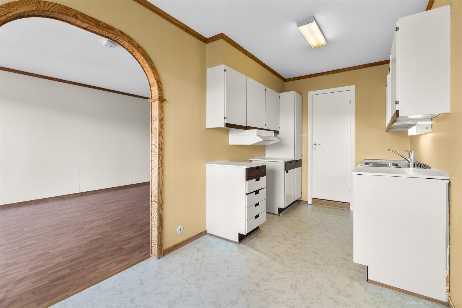 Originalt eldre kjøkken - dog funksjonell Galleribilde