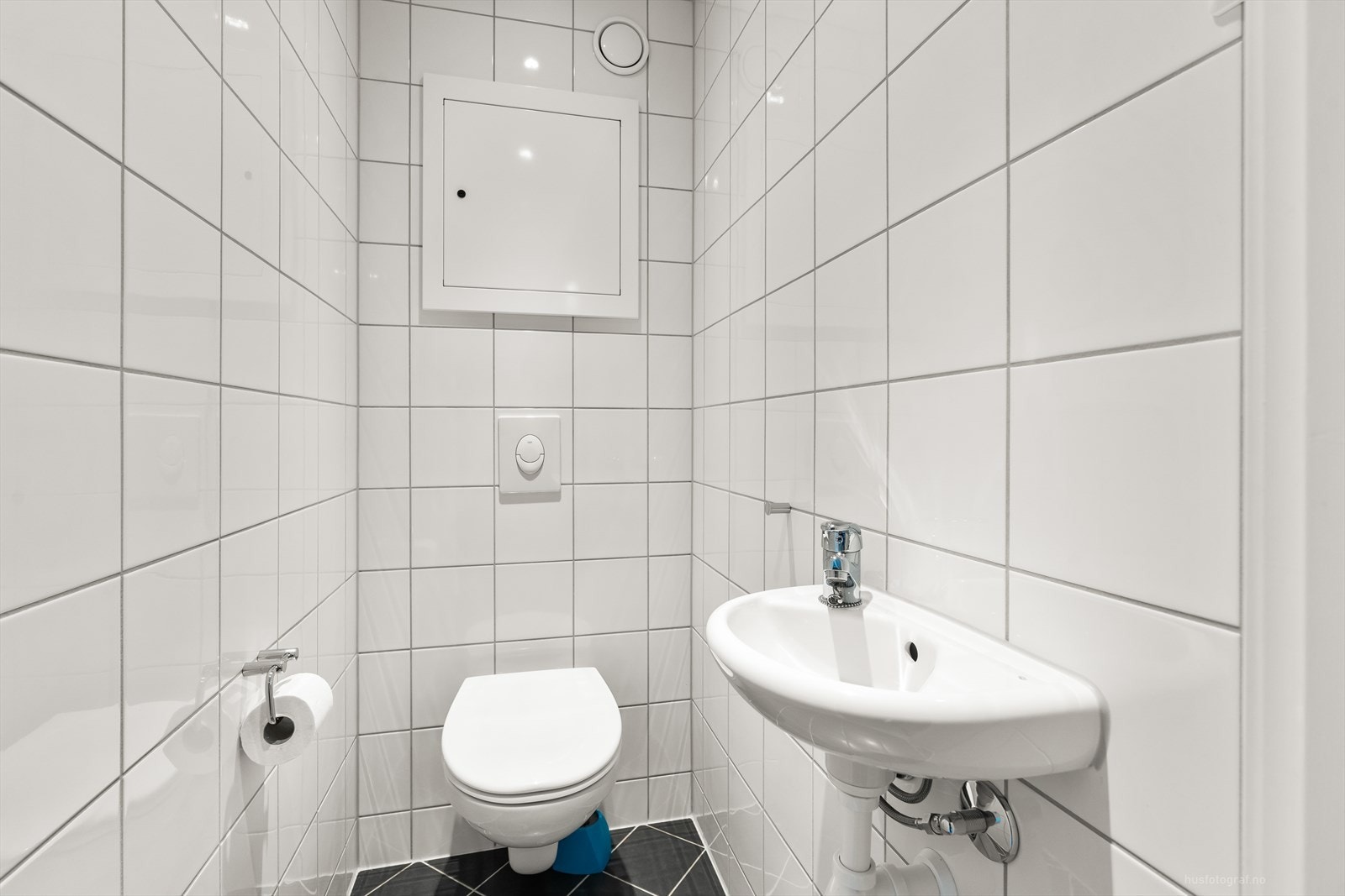 Separat WC med håndvask og varme i gulv Galleribilde