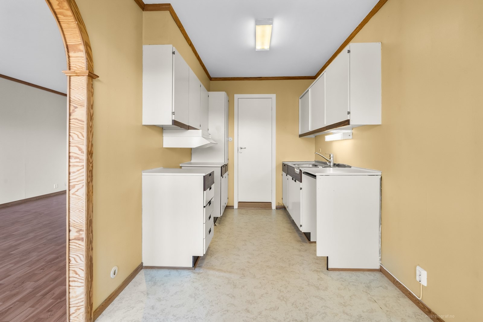 Adkomst til bad fra kjøkkenside også Galleribilde