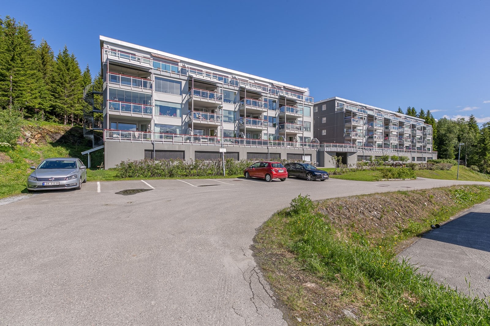 Gjesteparkering på fremsiden av bygget. Galleribilde