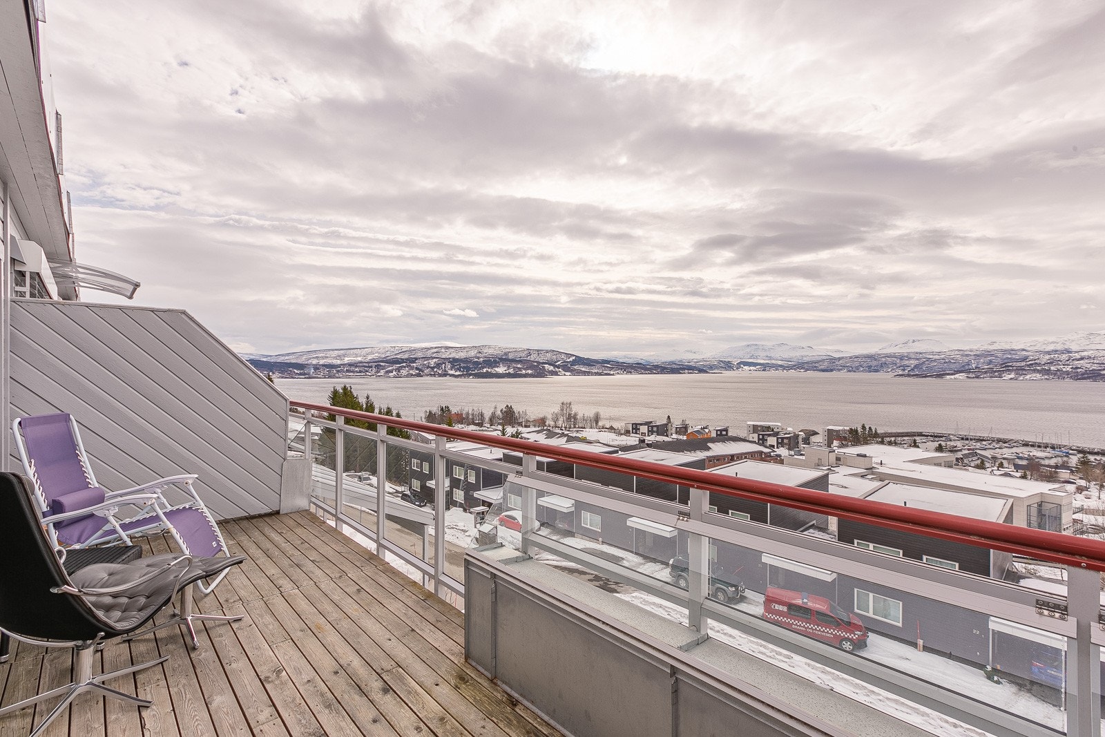 Fra verandaen er det fantastisk utsikt og gode solforhold. Galleribilde
