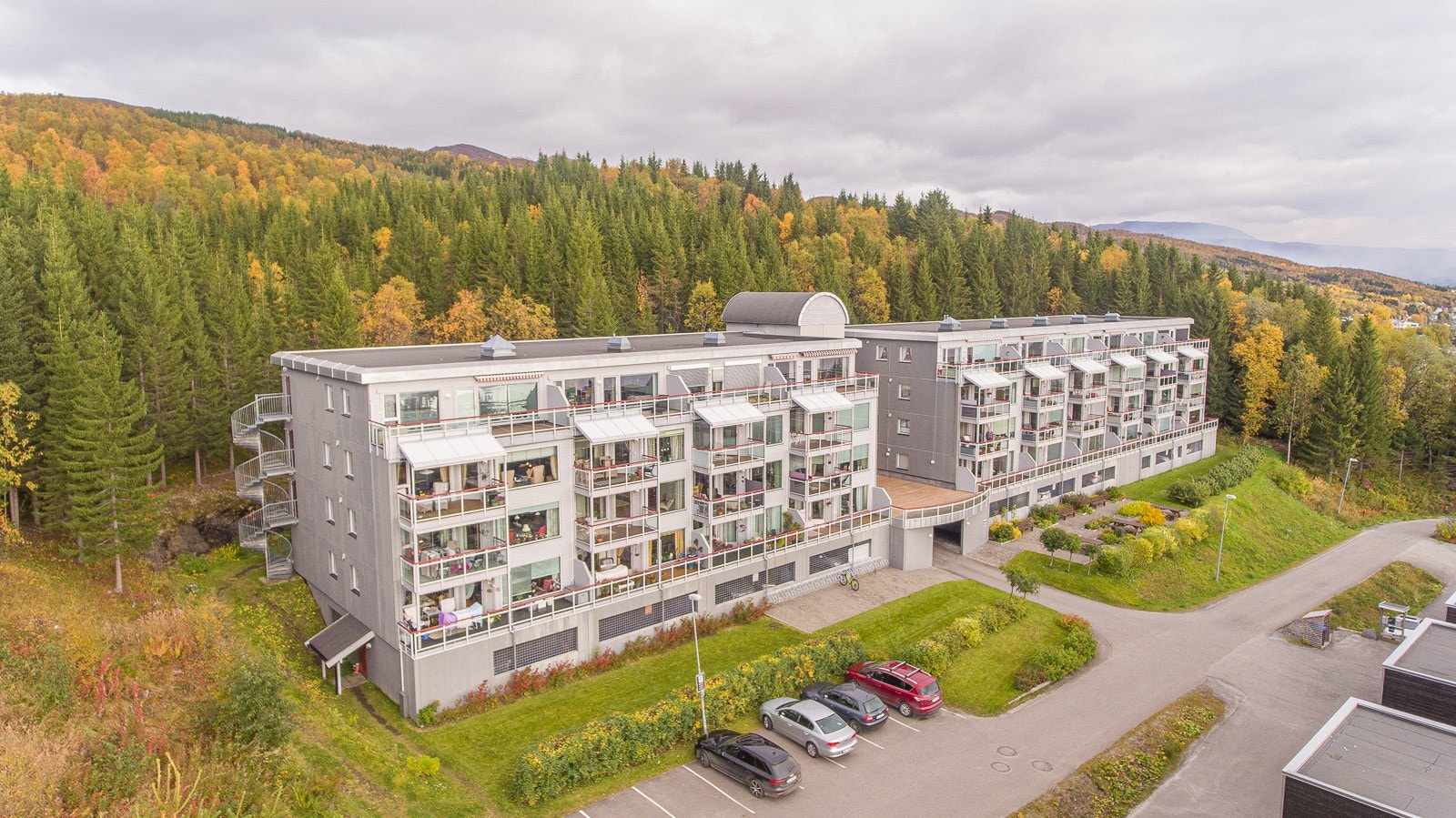 Uteområdet er pent opparbeidet med plen og trivelig uteplass. Galleribilde