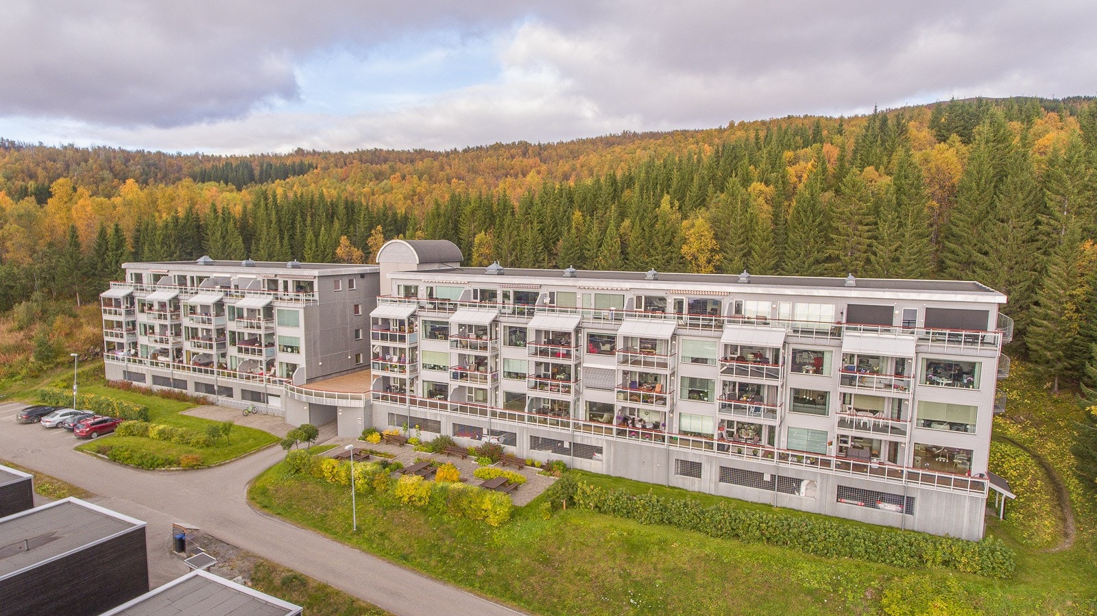 Felles garasjeanlegg i byggets kjelleretasje. Galleribilde