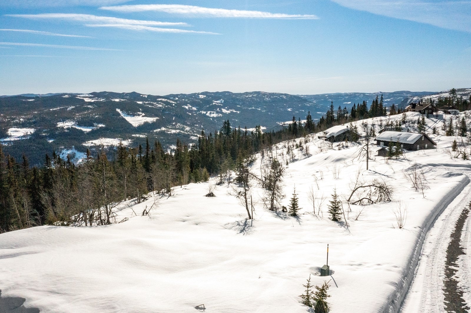 Fra tomten er det fin utsikt over fjellheimen. Galleribilde