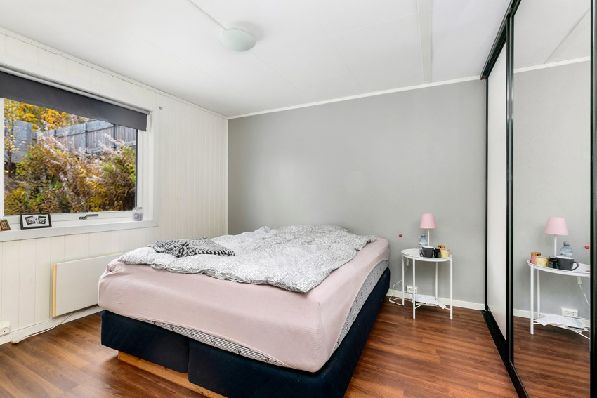 Hovedsoverommet er av romslig størrelse - her har du også en stor og praktisk skyvedørsgarderobe.