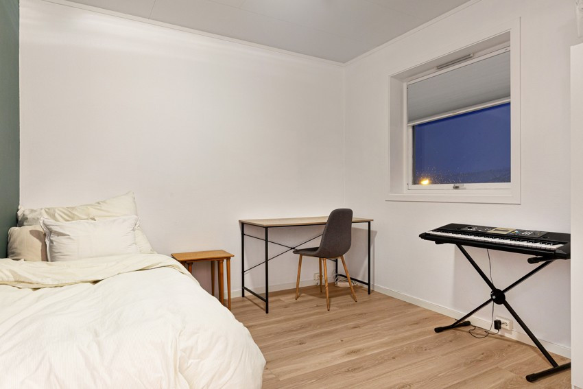 Begge soverommene framstår romslig med god plass for seng, skrivebord og garderobeskap.