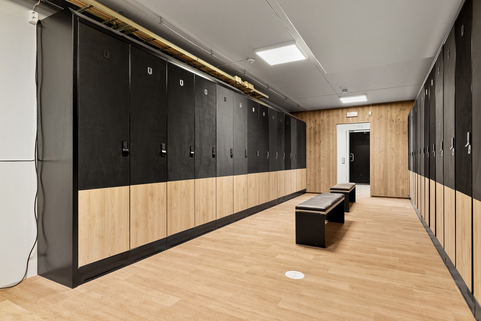 I kjelleren i det andre bygget er det en smørebod/kjeller med et låsbart skap som følger leiligheten Galleribilde