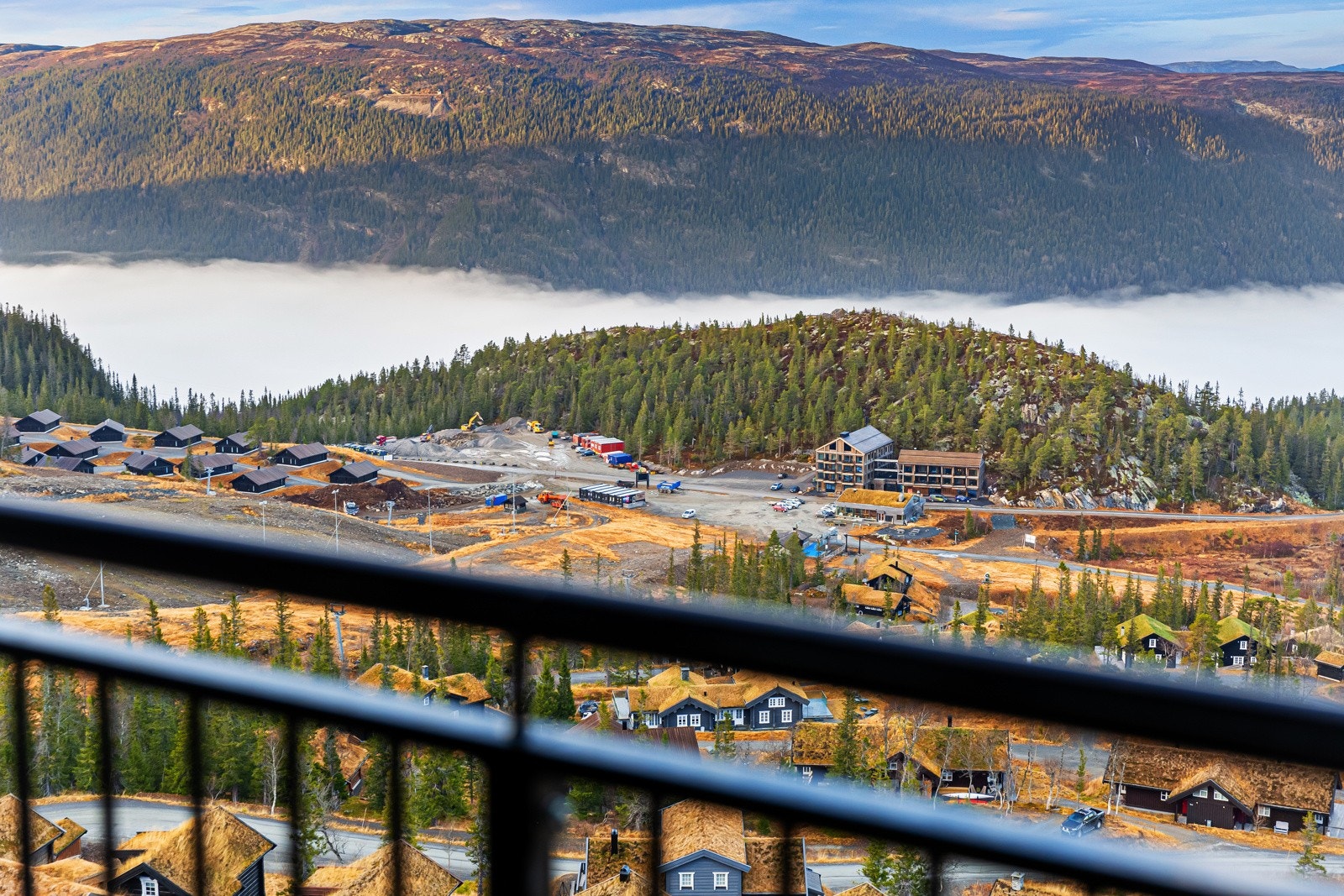Fra balkongen er det en utrolig utsikt utover fjellheimen Galleribilde