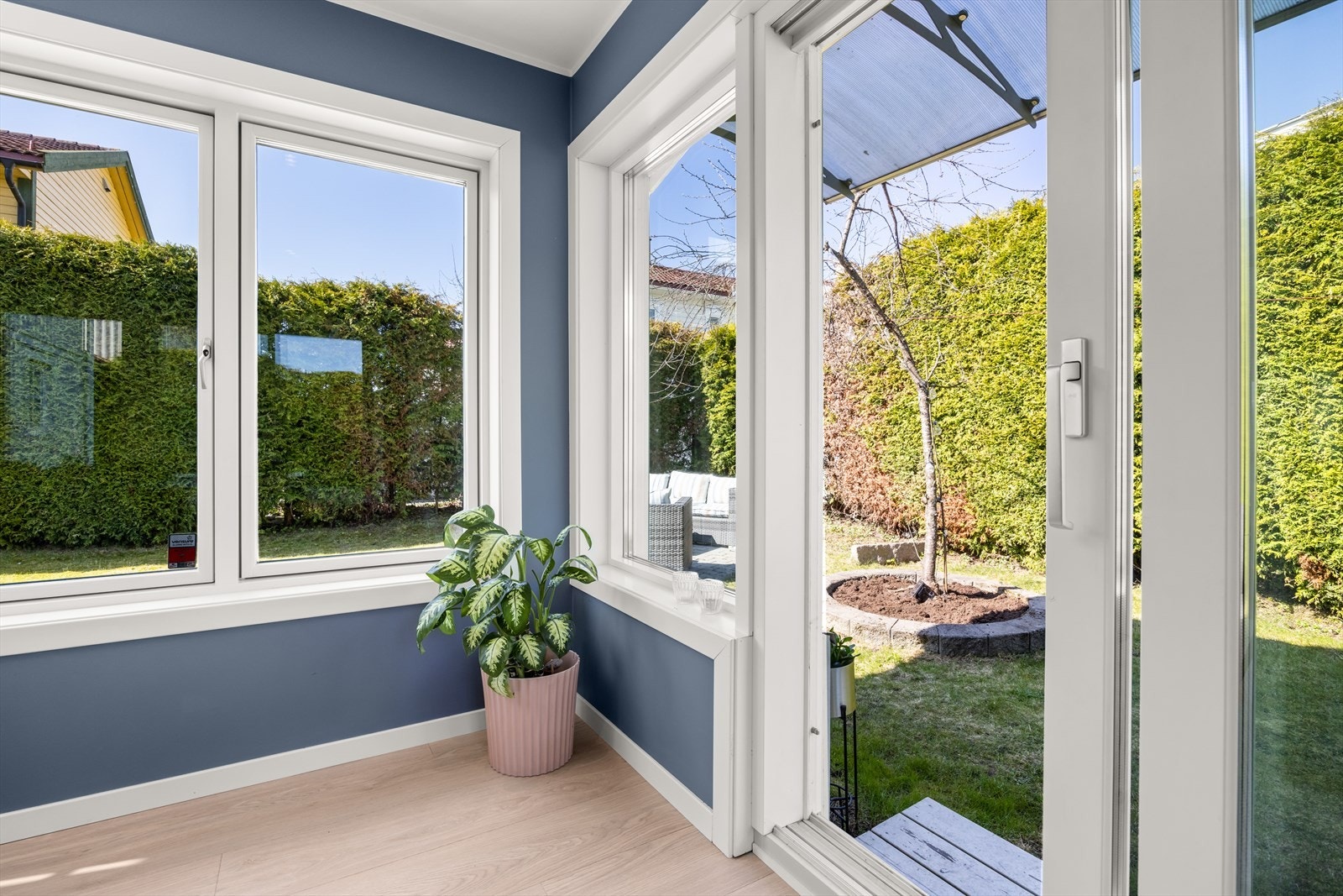 Fra spisestuen har du adkomst til hagen. Spisestuen/vinterhagen ble bygget på i 2015 Galleribilde