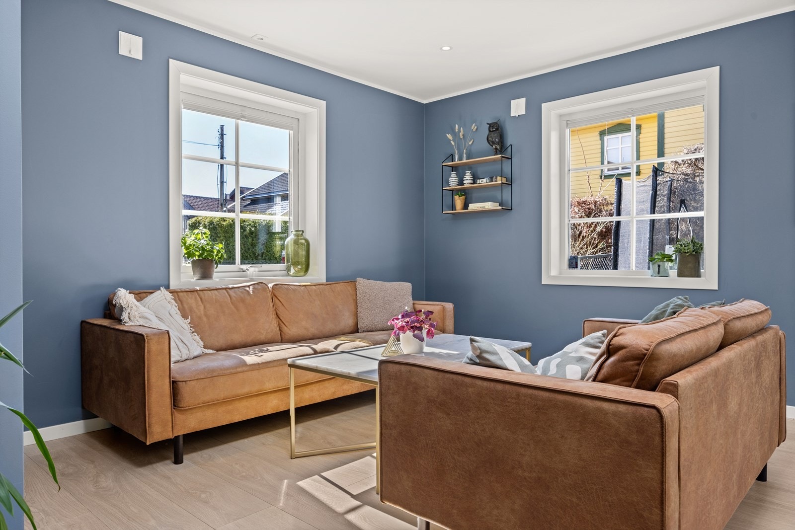 Her har du plass til hyggelig sofaløsning med tilhørende møblement Galleribilde