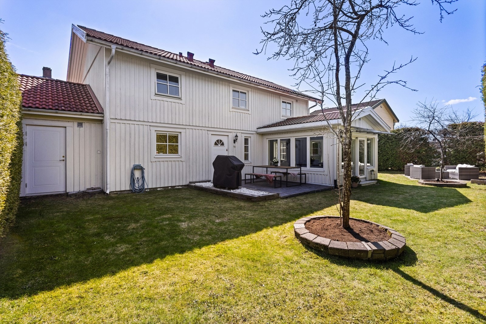 Praktisk hage med sol fra morgen til kveld. Galleribilde