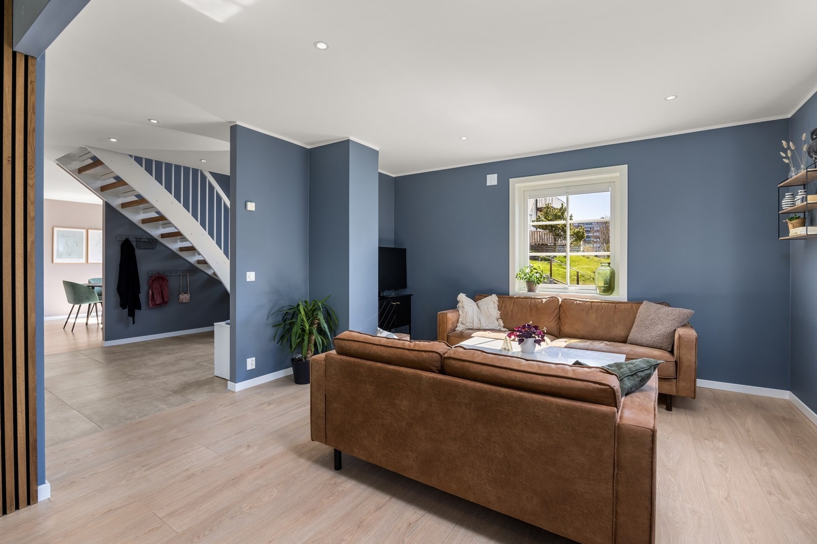 Det er pipeløp i stue med mulighet for tilkobling av peis Galleribilde