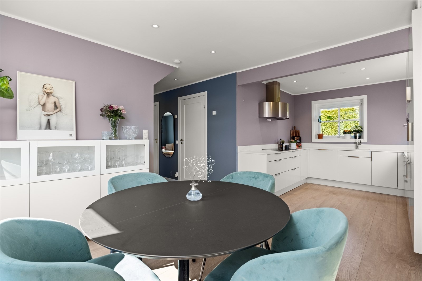 Stort kjøkken med god plass til spisebord Galleribilde