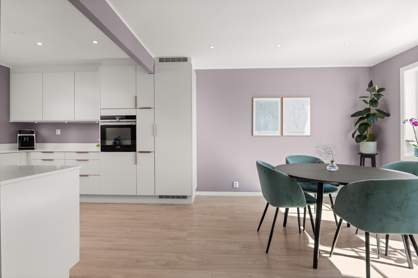 Lyst og innbydende HTH kjøkken fra 2020 med glatte og hvite MDF-fronter og stein kompositt benkeplate Galleribilde