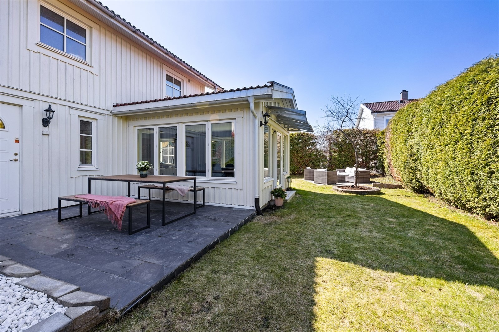 12 kvm stor platting belagt med fliser. Her har du god plass til sittegruppe, grill ect. Galleribilde