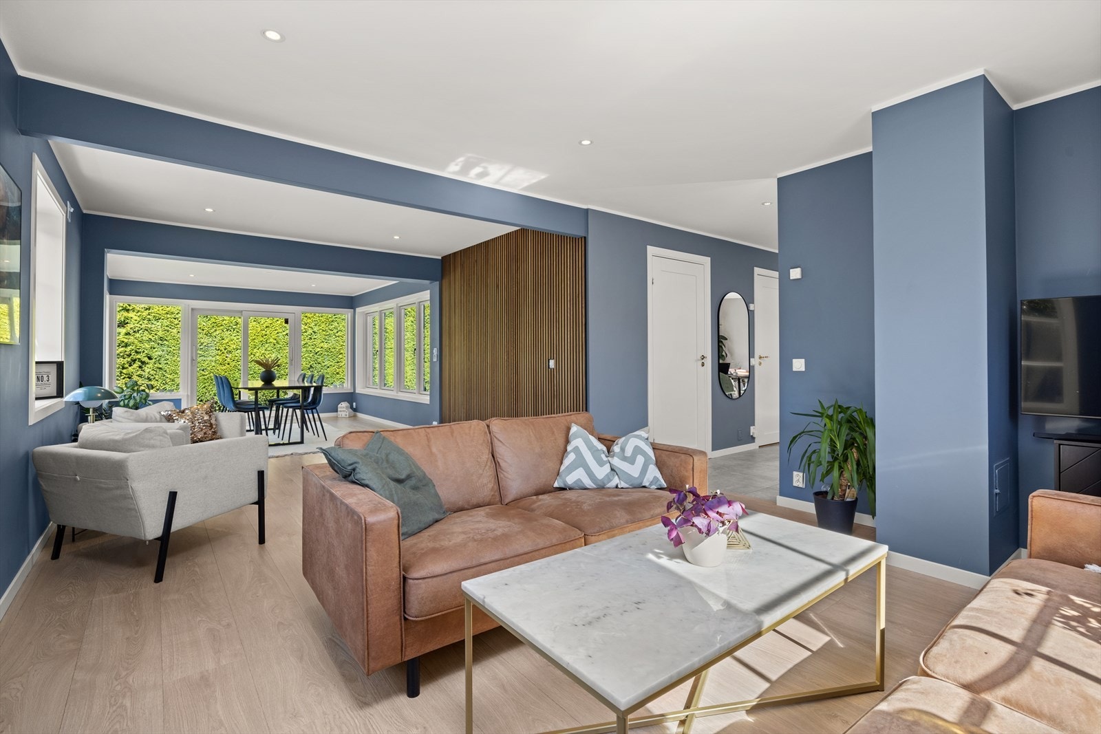 Fra stuen kommer du videre ut til gang og kjøkken Galleribilde