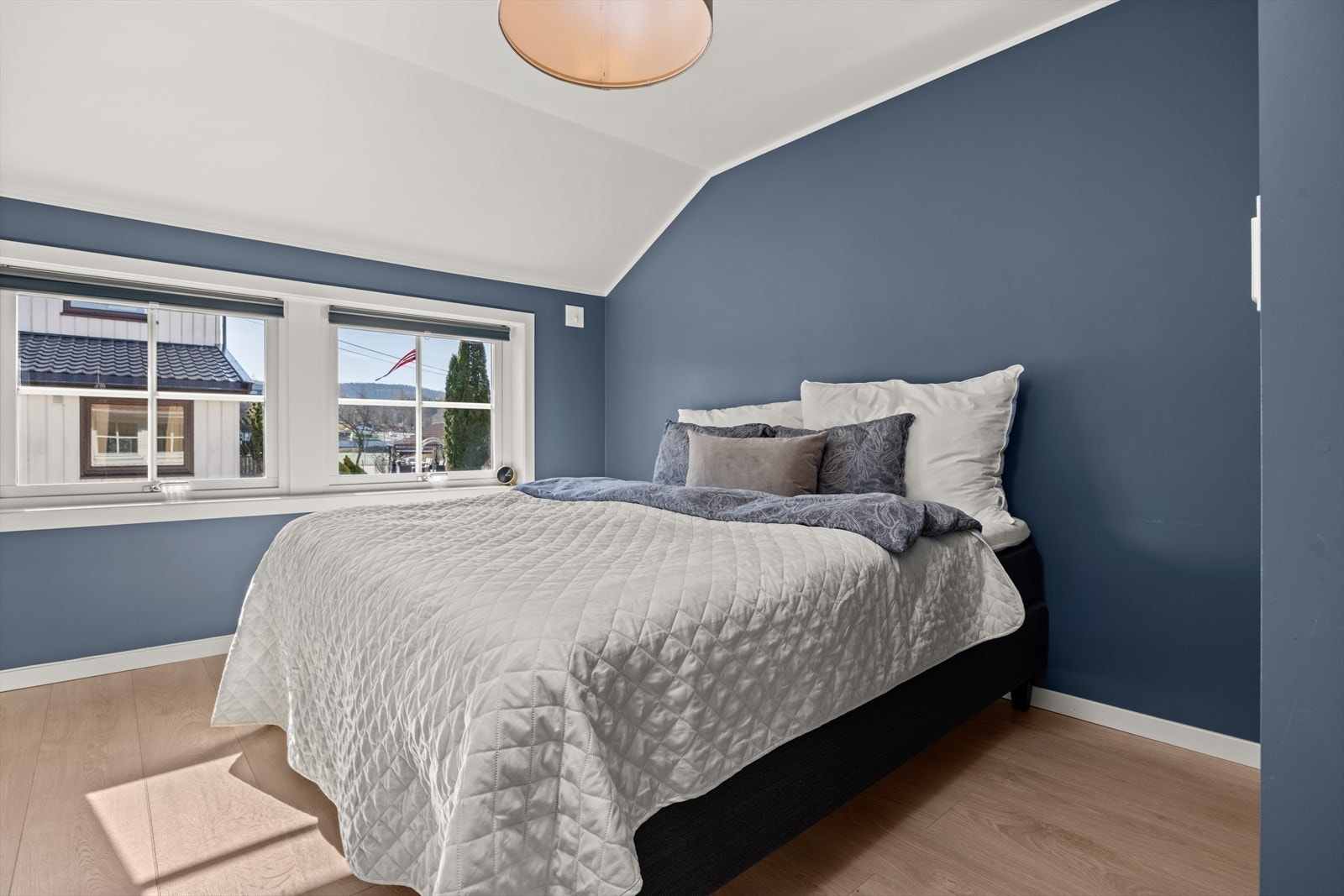 Hovedsoverom med god plass til dobbeltseng og nattbord Galleribilde