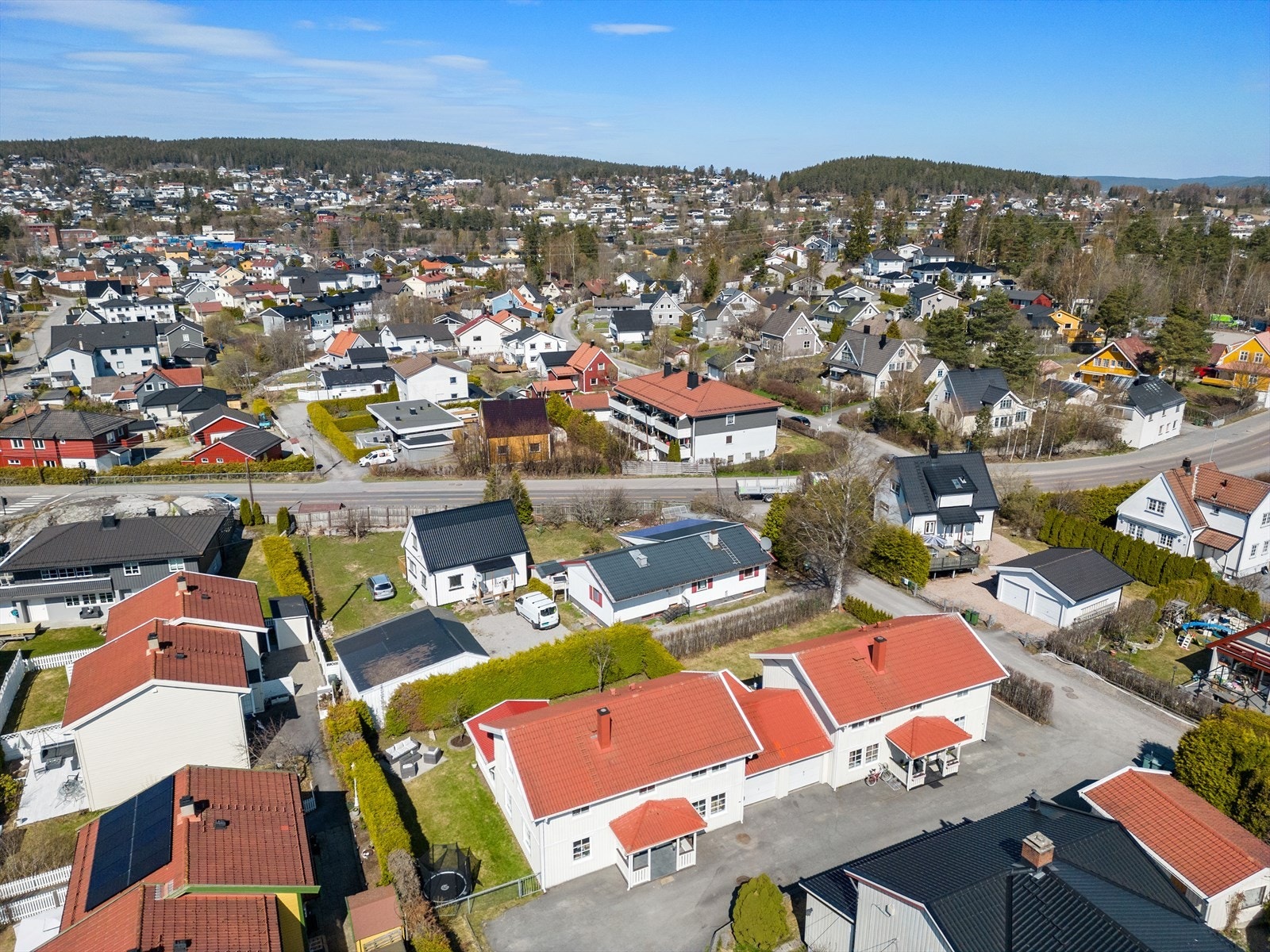 Boligen ligger med god avstand og skjermet med stor Tujahekk fra Strømsveien Galleribilde