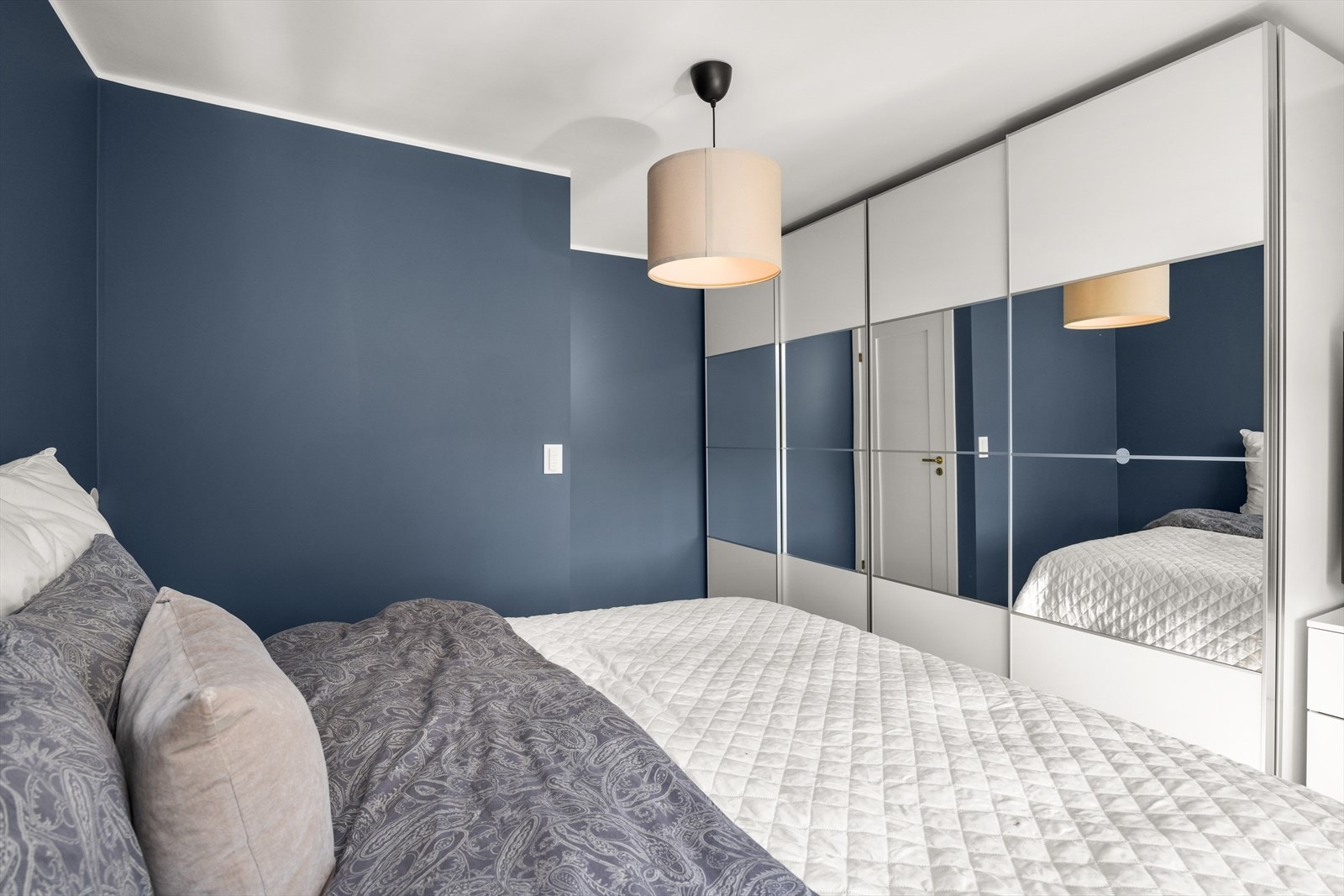 I 2.etasje er det montert wifi styrt panelovner, slik at man kan regulere varmen når man er borte via app etc. Galleribilde