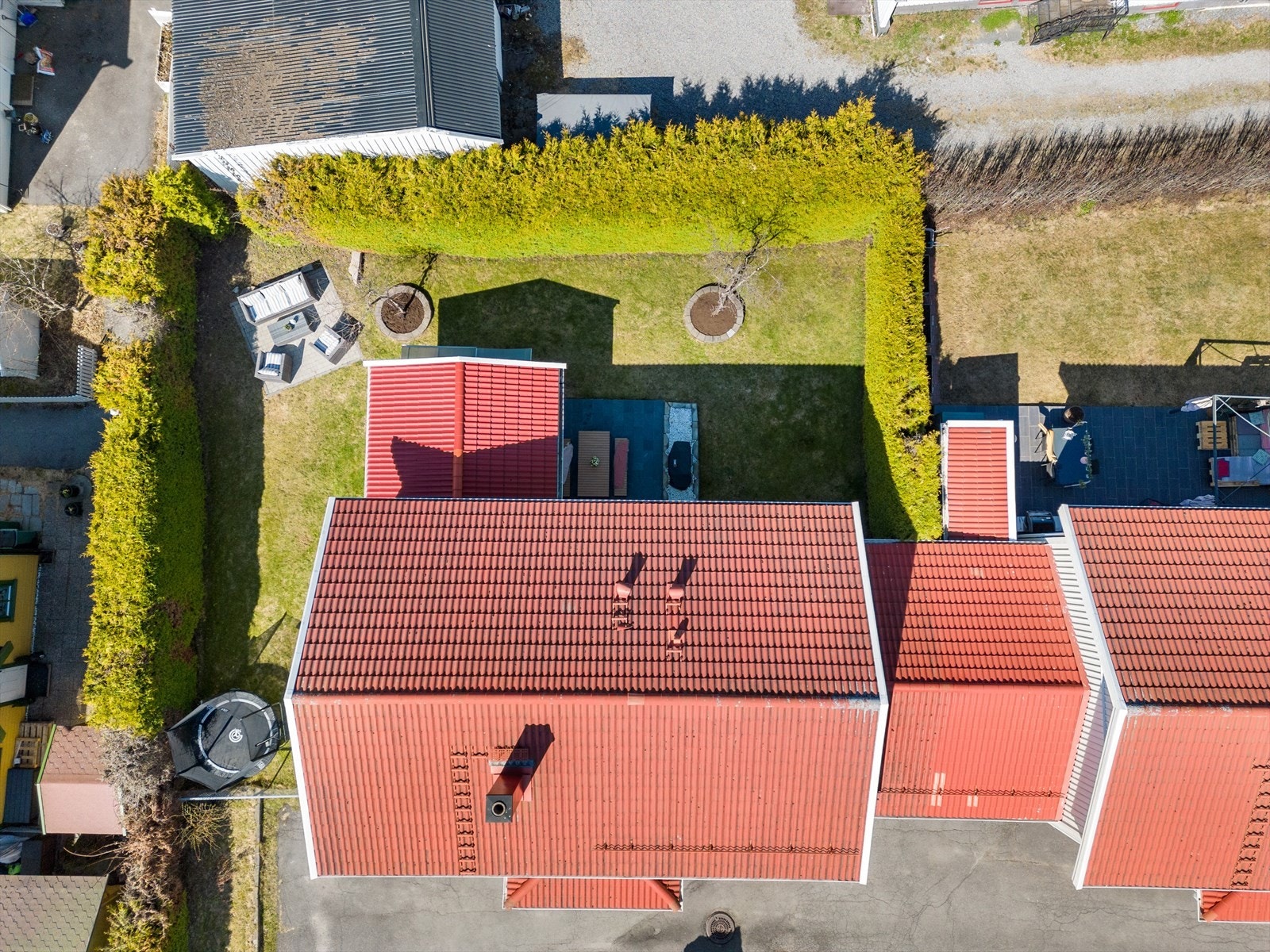 Huset ligger innerst i en blindvei og det er 4 hus som deler innkjøring Galleribilde