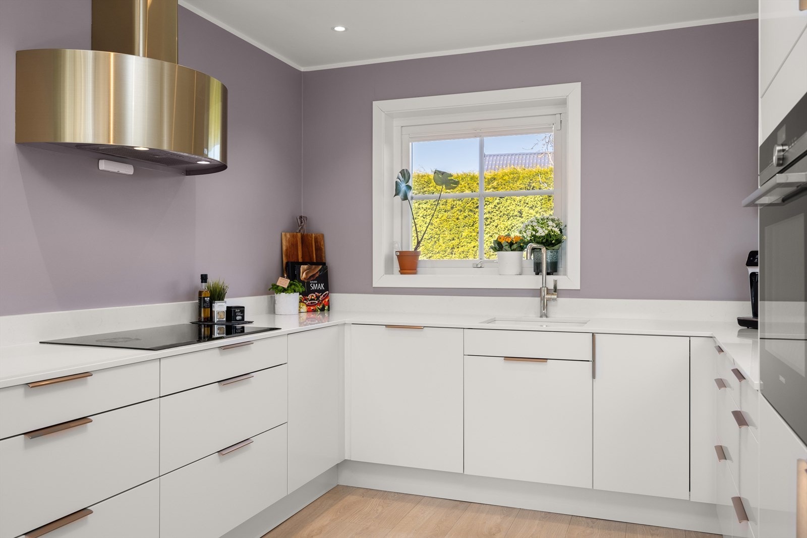 Kjøkkenet er godt utstyrt og har god skap- og benkeplass Galleribilde