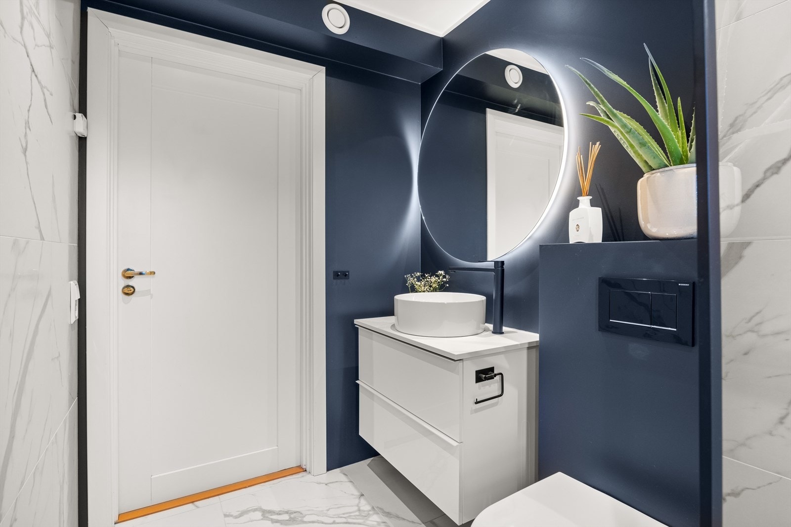 Baderommet har adkomst fra entrè Galleribilde