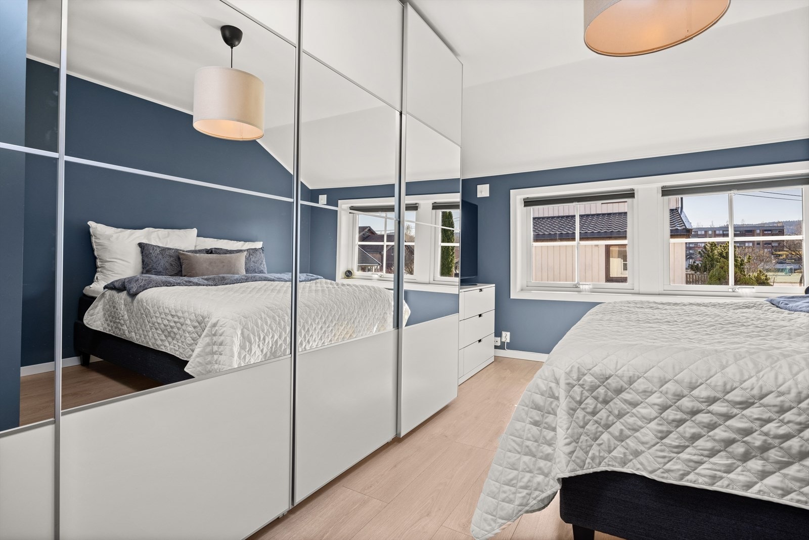 Soverommet er utstyrt med stor skyvedørsgarderobe Galleribilde