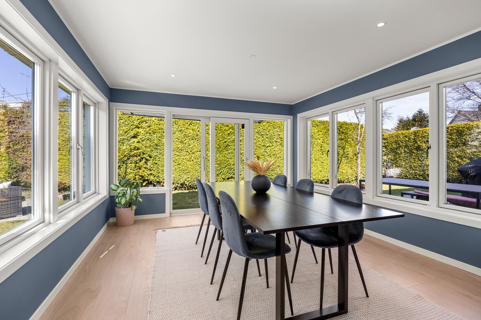 Rommet er av god størrelse og har plass til stort spisebord og mange middagsgjester Galleribilde