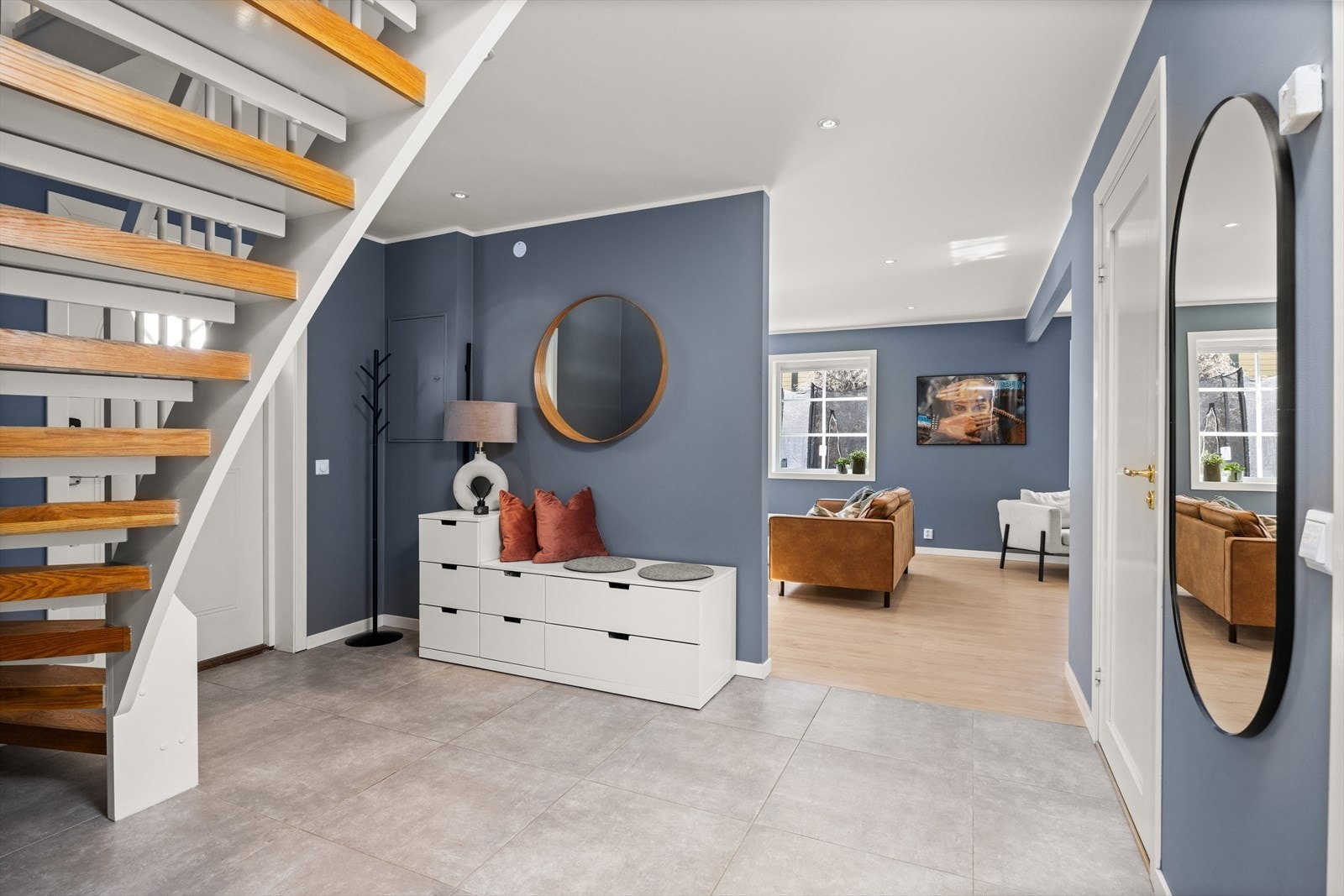 Romslig entrè med god plass til å henge fra seg yttertøy og sette fra seg sko Galleribilde