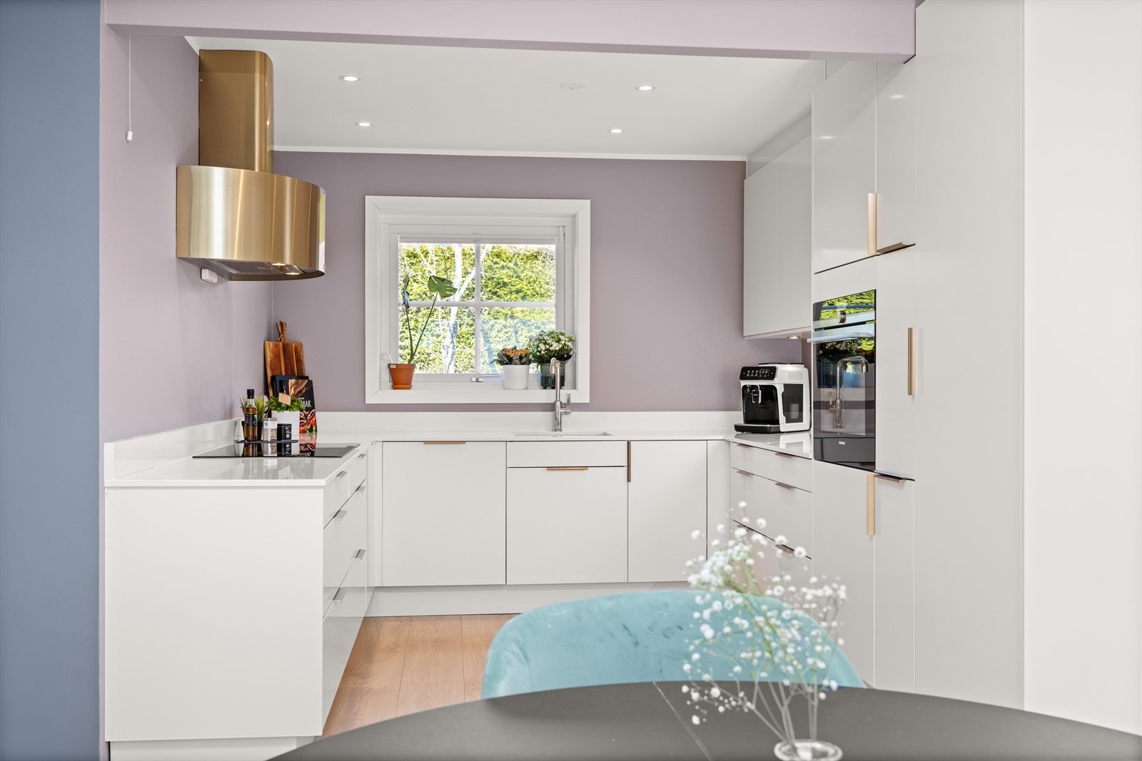 Det er integrert kjøleskap, oppvaskmaskin, stekeovn og platetopp med induksjon Galleribilde