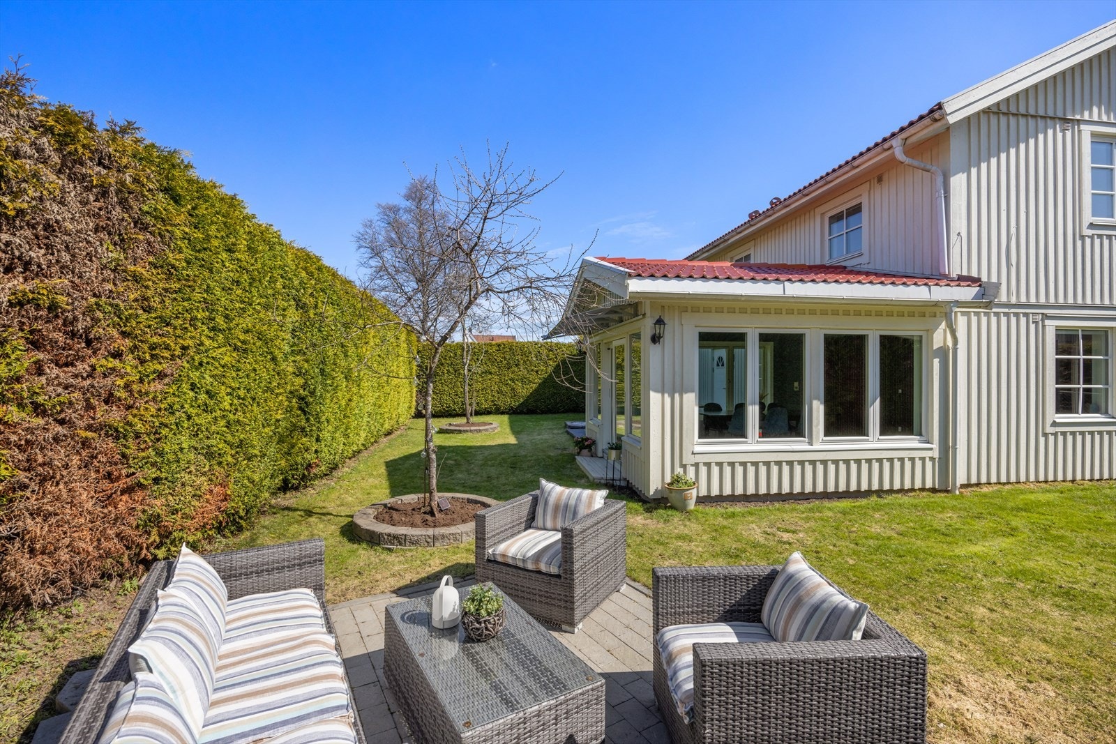 Stor og skjermet hage med plass til flere sittegrupper Galleribilde