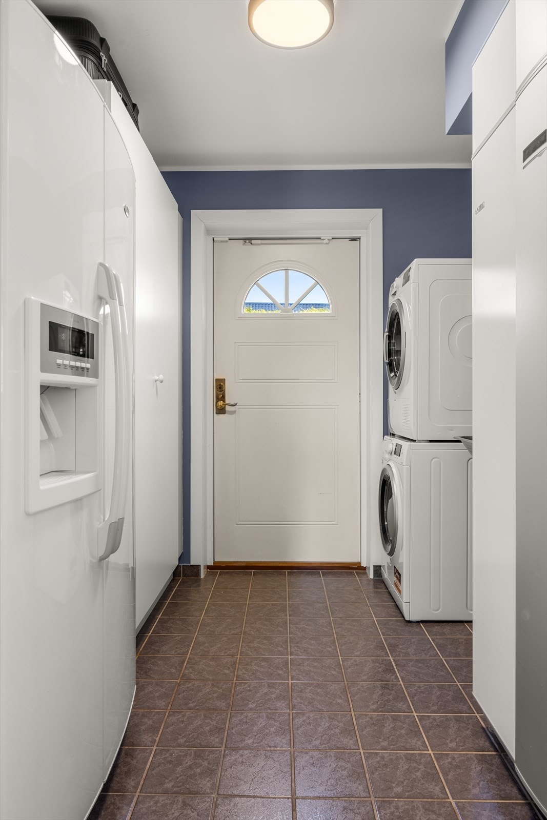 Praktisk vaskerom i 1.etasje med egen inngang fra hagen Galleribilde