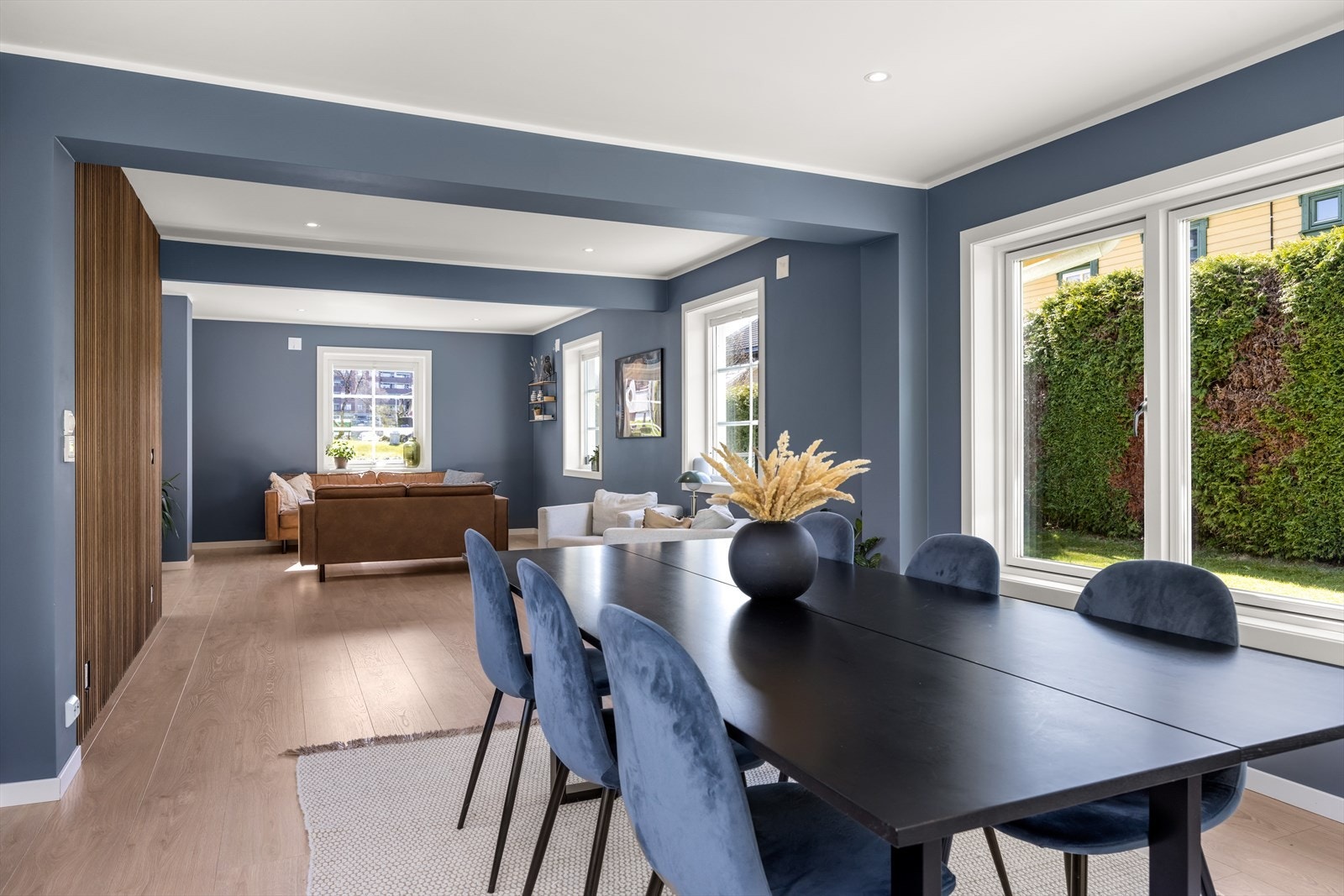 Stue og spisestuen har god plass til møblering i flere soner Galleribilde