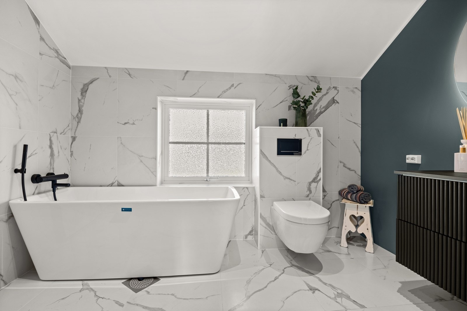 Delikat og innbydende baderom i 2.etasje kosmetisk oppusset i 2020 med lekre fliser og flotte detaljer Galleribilde