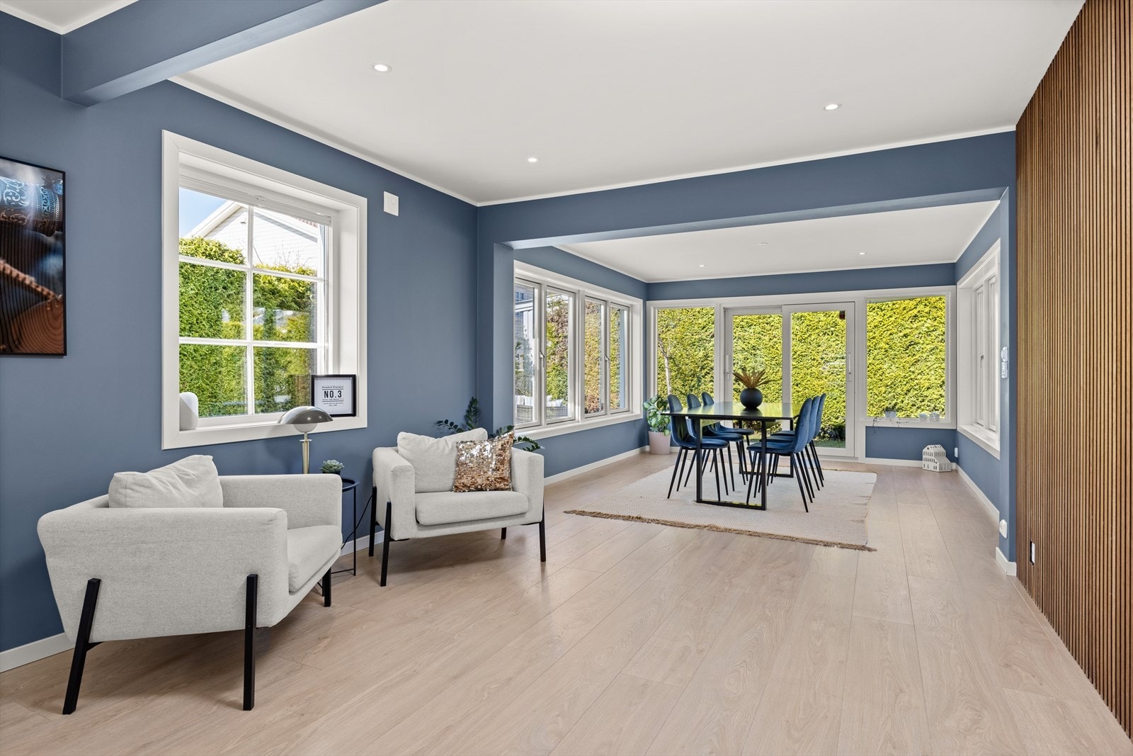 Det ble lagt nytt laminatgulv i de fleste rom i 2020. Det er vannbåren gulvvarme i 1. etasje utenom spisestuen, her er det lagt varmekabler Galleribilde