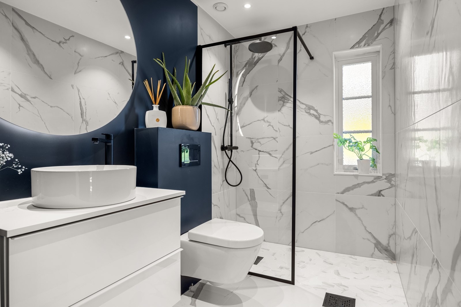 Tidsriktig og lekkert baderom i 1. etasje som ble kosmetisk oppgradert i 2020. Galleribilde