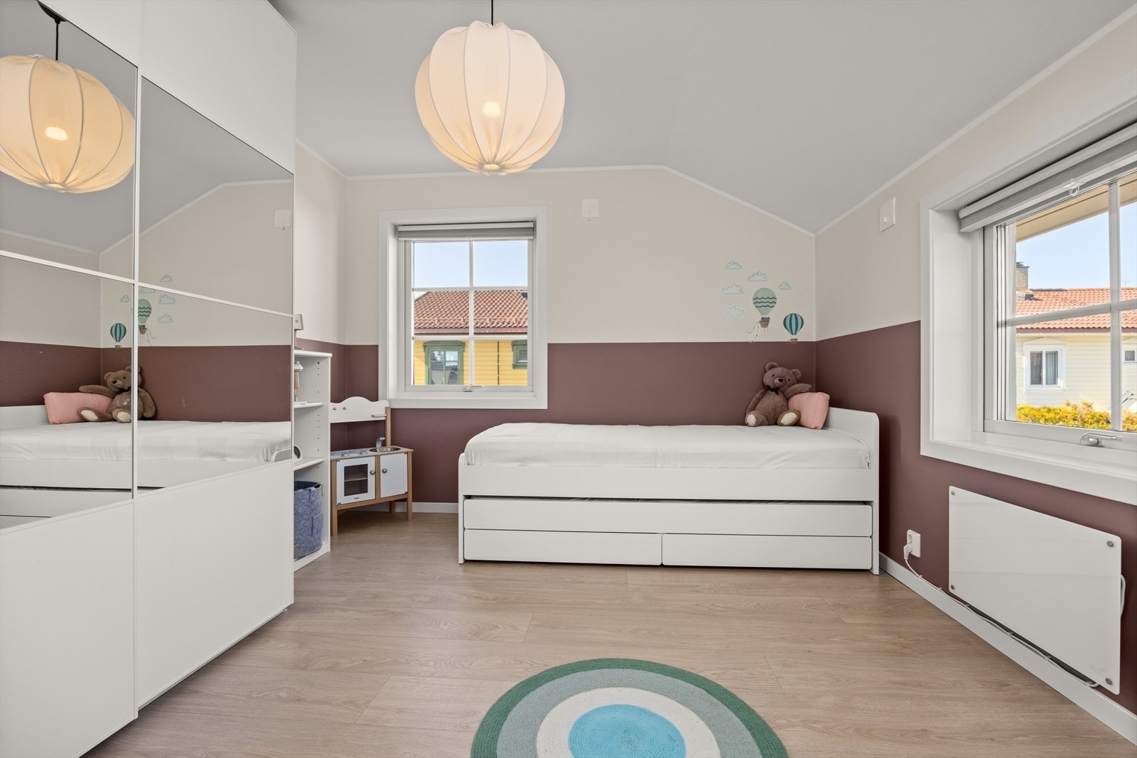 Soverom 3. Det ble i 2020 satt inn nye garderobeskap på 3 av soverommene Galleribilde