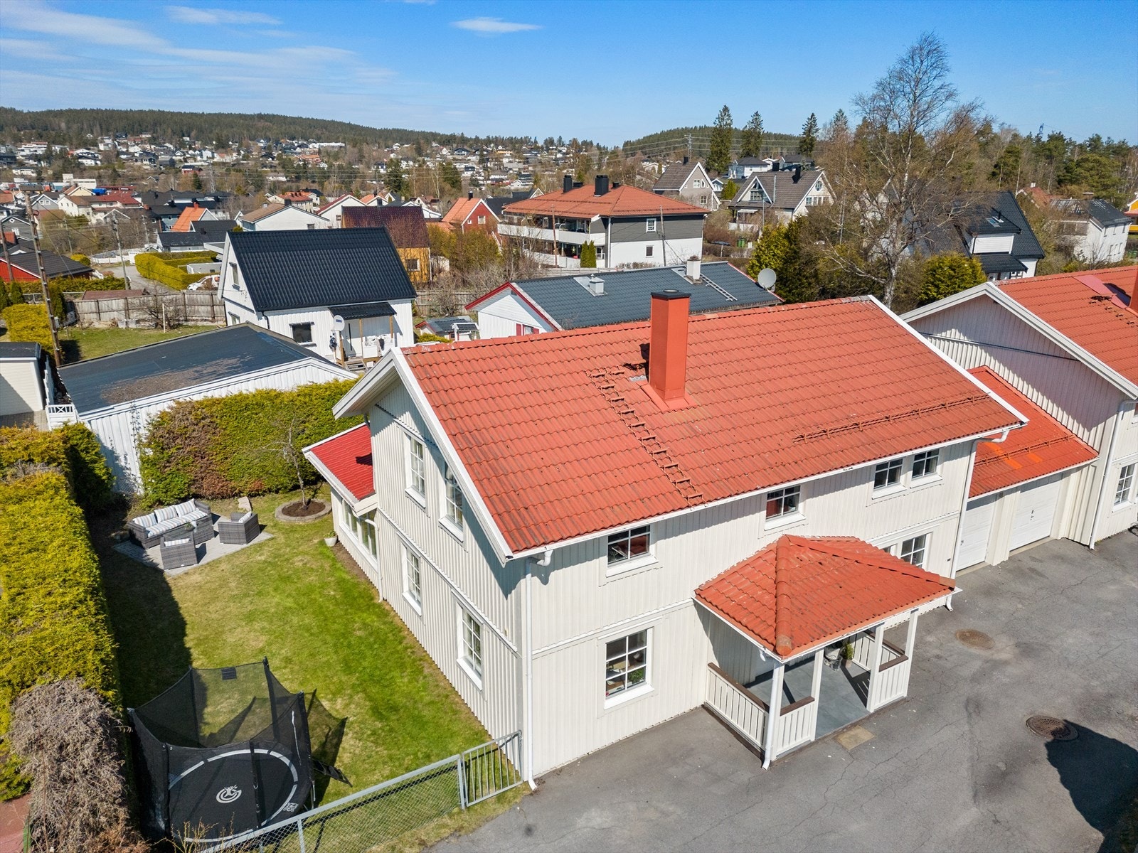 Det er garasjeplass og mulighet for å parkere 2 biler på tomten. Det ble montert ny ladeboks plassert på husvegg i 2021 Galleribilde