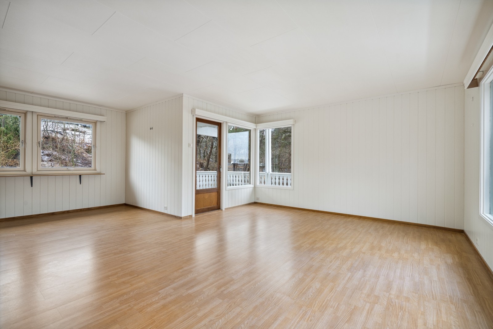 Det er store vinduer og godt med lys. Fra stuen er det utgang til solrik sydvent veranda. Galleribilde