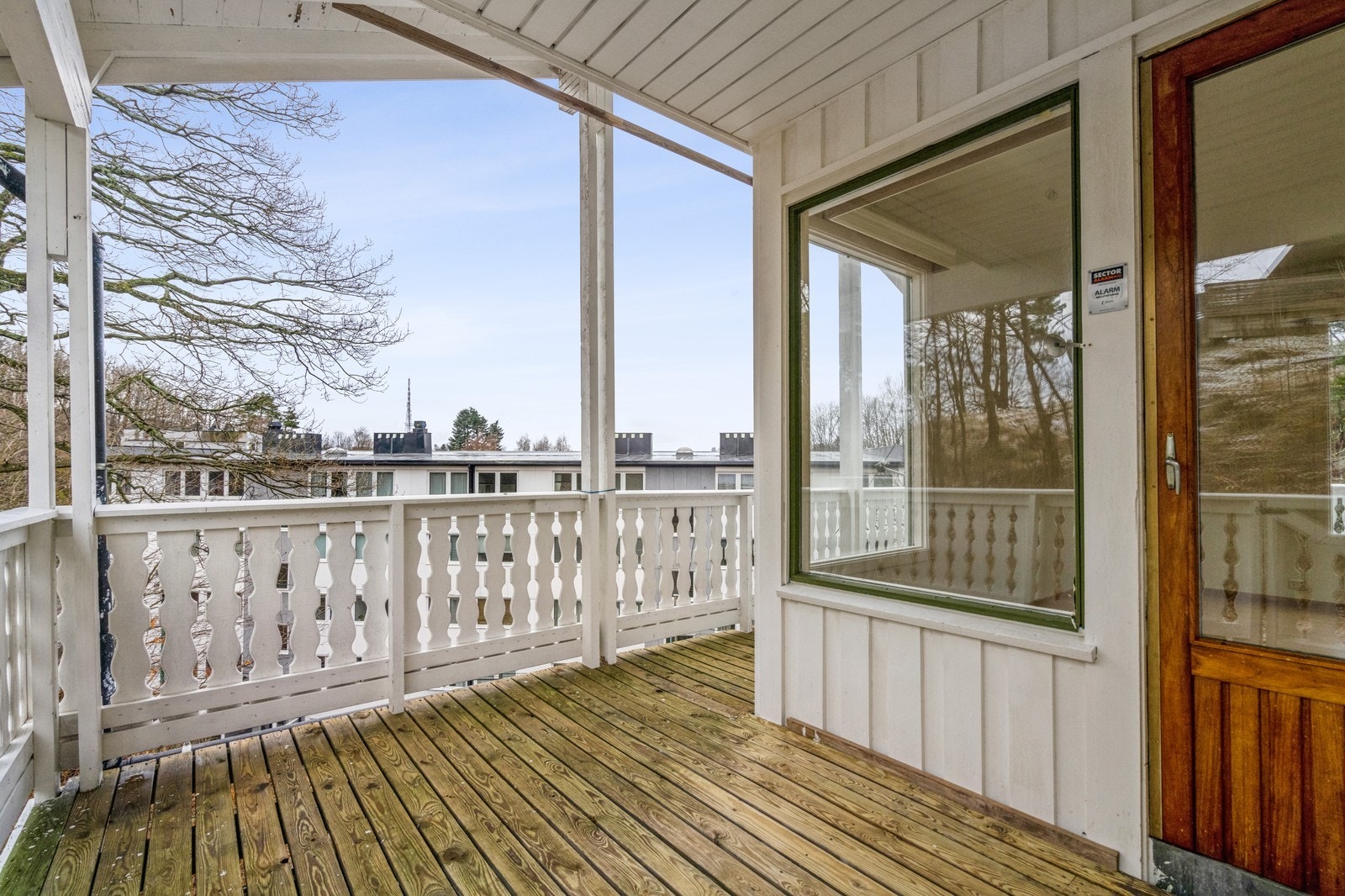 Solrikt og stille. I en blindvei i nærheten av marka og med en sydvent veranda. Galleribilde