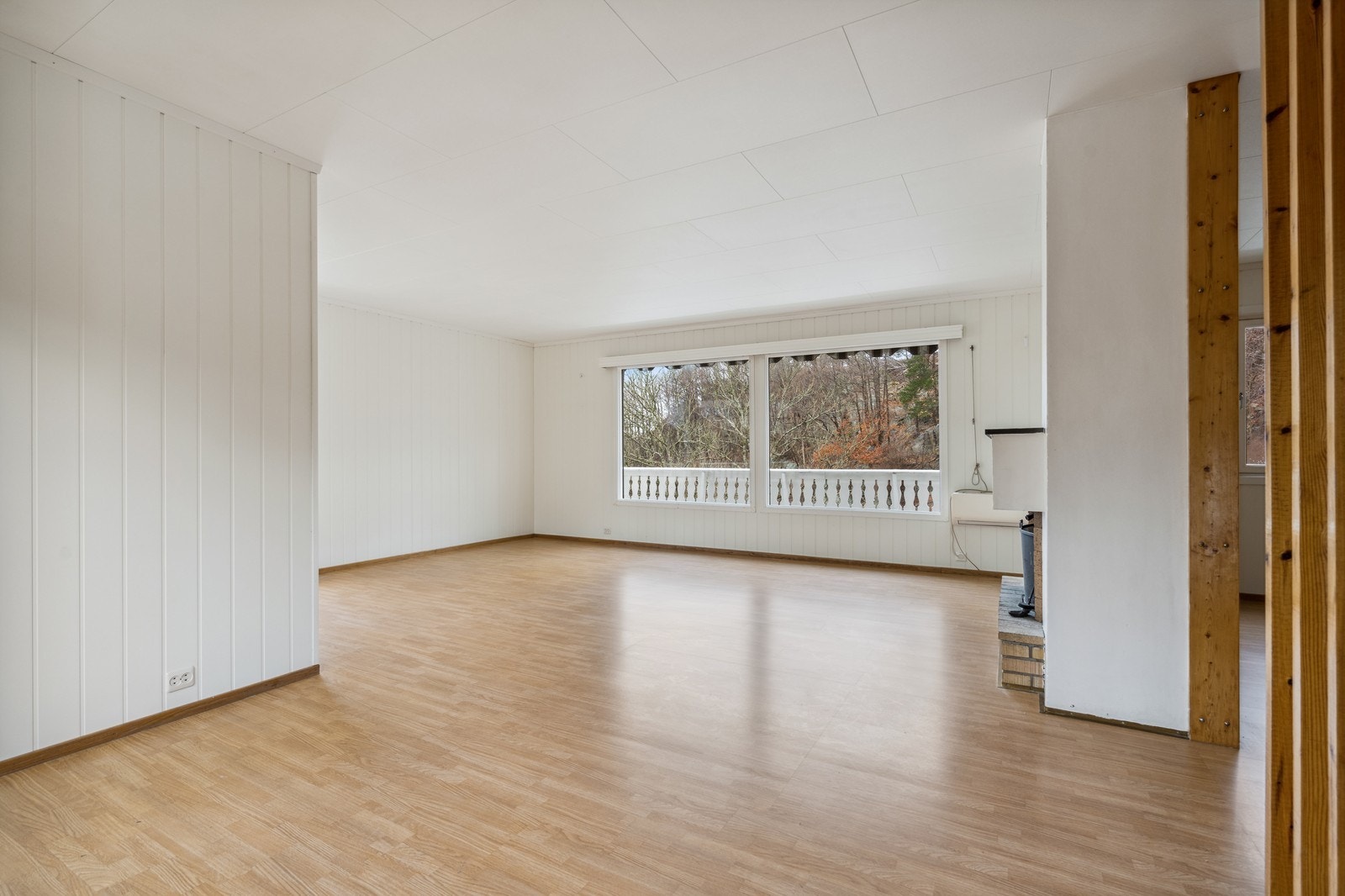 Stor stue med plass til flere sofagrupper eller spisestue nr2 og sofagruppe. Galleribilde