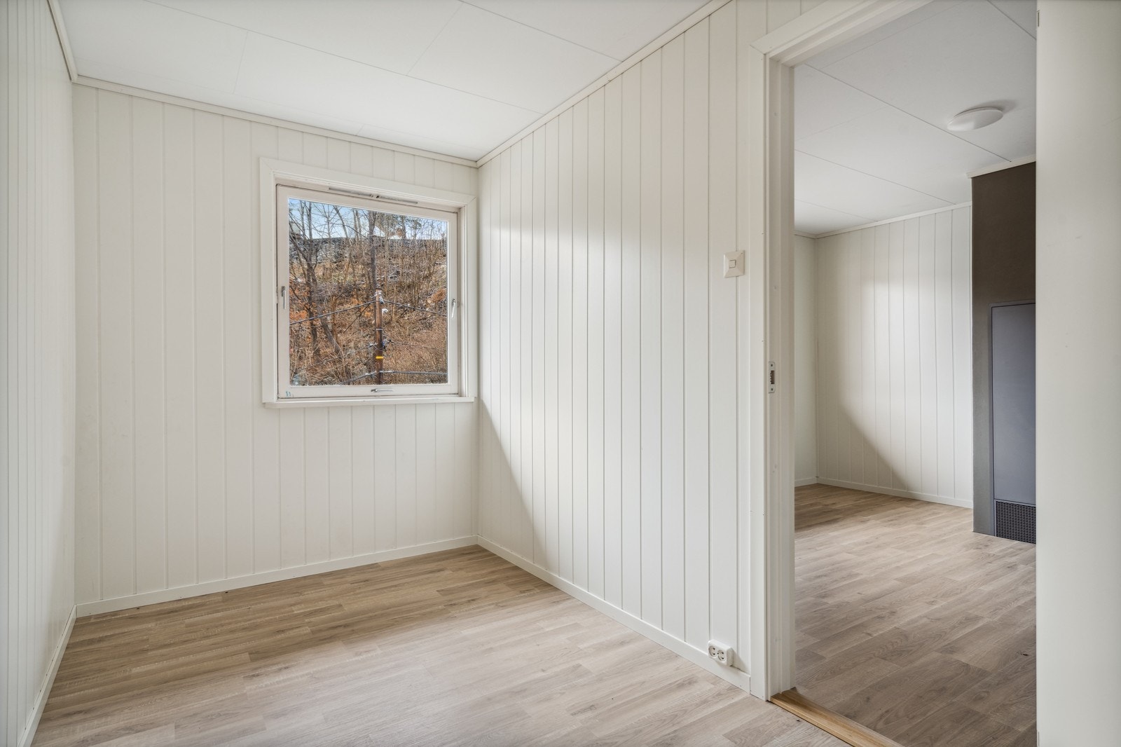 Soverom 2 ligger innenfor soverom 1. God plass til seng, leksepult og garderobe. Galleribilde