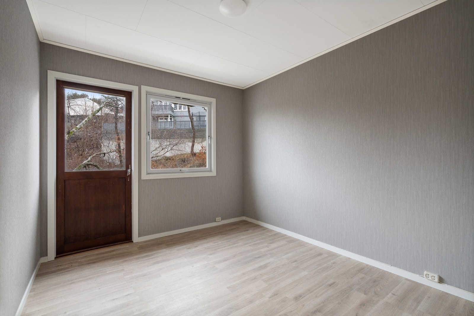 Soverom 5 eller hovedsoverom med utgang til verandaen. God plass til dobbeltseng og garderobe Galleribilde