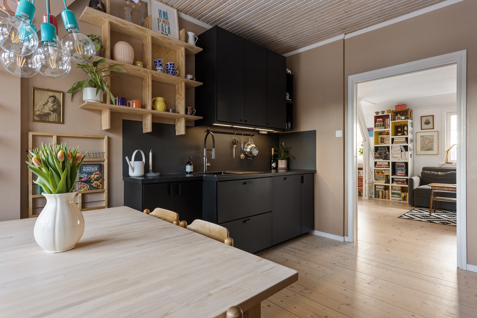 Kjøkkenet er godt utnyttet med både skap- og benkeplass til matlagingen. Galleribilde