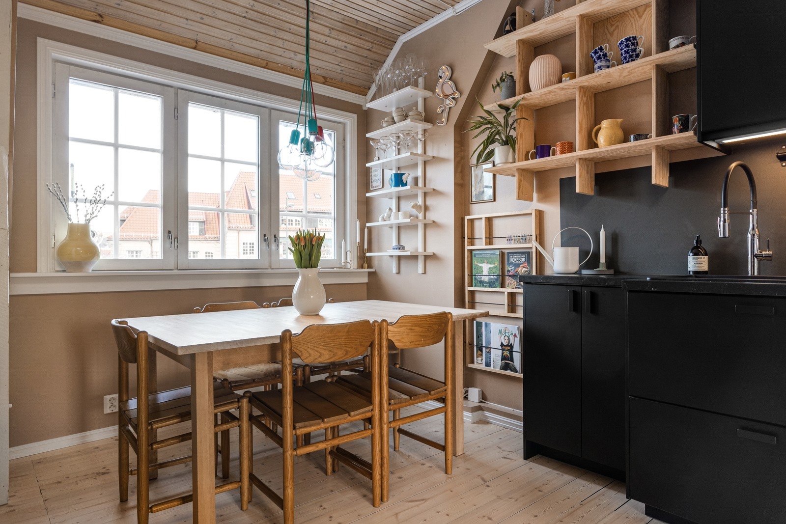 Hyggelig plass til spisebord ved vinduet med nydelig utsyn til nabolaget. Galleribilde