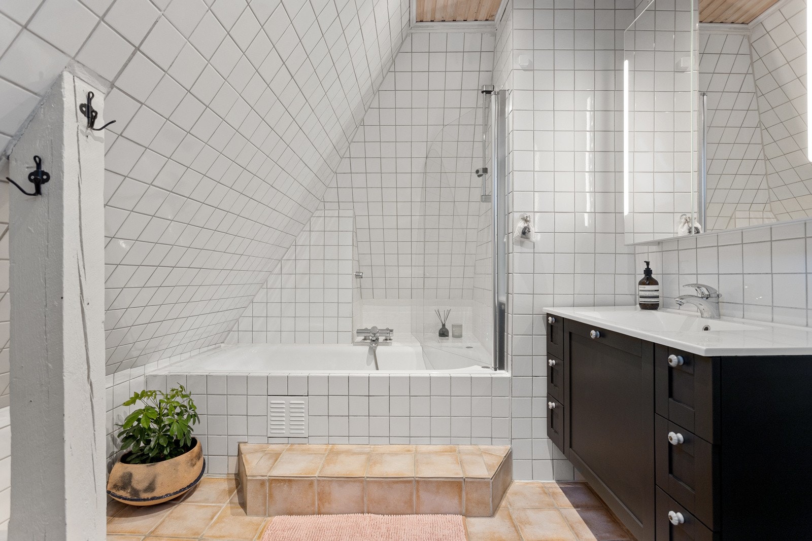 Badet er utstyrt med vegghengt wc, servant med skap/skuffer under og dusj i innmurt badekar. Galleribilde