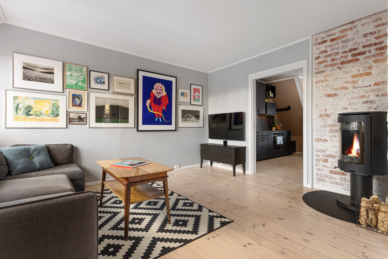 Kjøkkenet ligger delvis skjermet, men samtidig i en sosial løsning mot resten av stuen. Galleribilde