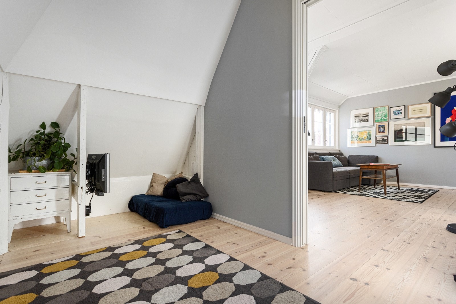 Nåværende eier har satt opp vegg for å skape en ekstra sone som har blitt benyttet som lekerom for de minste. Galleribilde